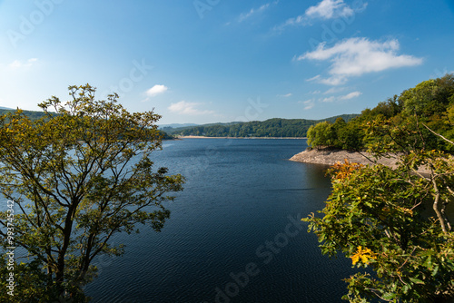 Blick auf den Rursee in der Eifel im Sommer bei schönem Wetter