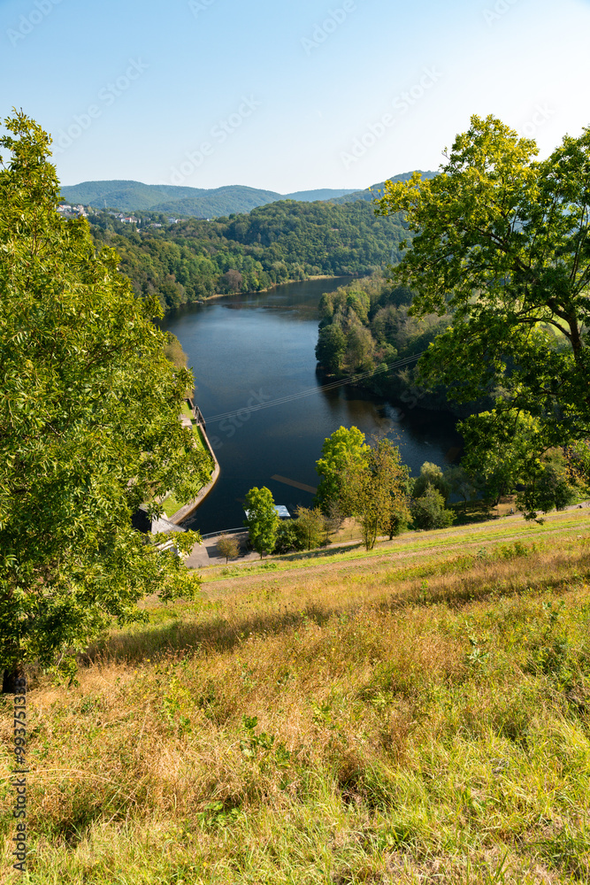 Fototapeta premium Blick auf das Tosbecken und die Rur an der Rurtalsperre Schwammenauel in der Eifel im Sommer bei schönem Wetter