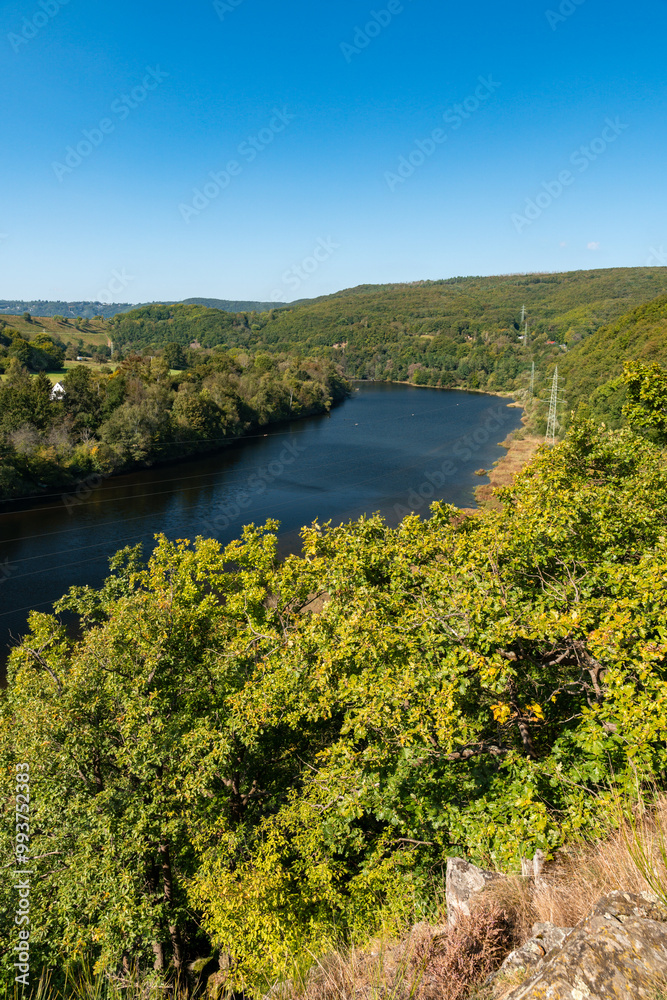 Fototapeta premium Rur in der Nähe der Rurtalsperre Schwammenauel beim Wasserkraftwerk Heimbach in der Eifel im Sommer bei schönem Wetter
