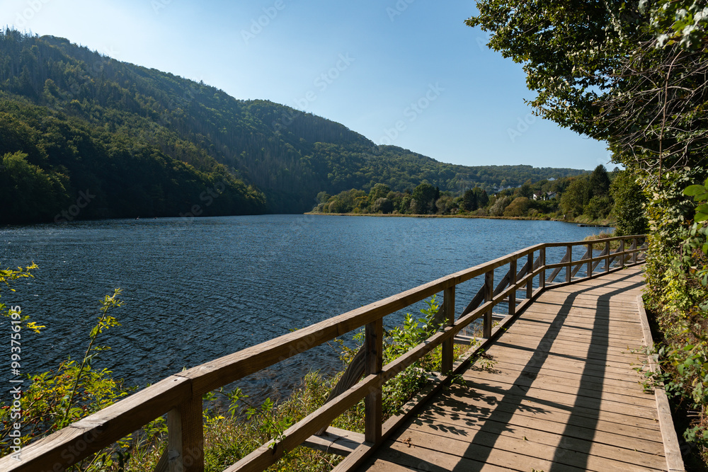 Holzstege und Wanderwege am Staubecken Heimbach nahe der Rurtalsperre Schwammenauel beim Wasserkraftwerk Heimbach in der Eifel im Sommer bei schönem Wetter Holzstege und Wanderwege am Staubecken Heimbach nahe der Rurtalsperre Schwammenauel beim Wasserkraftwerk Heimbach in der Eifel im Sommer bei schönem Wetter