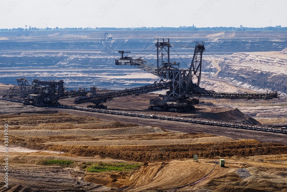 Fototapeta premium Braunkohle Tagebau mit großem Bagger