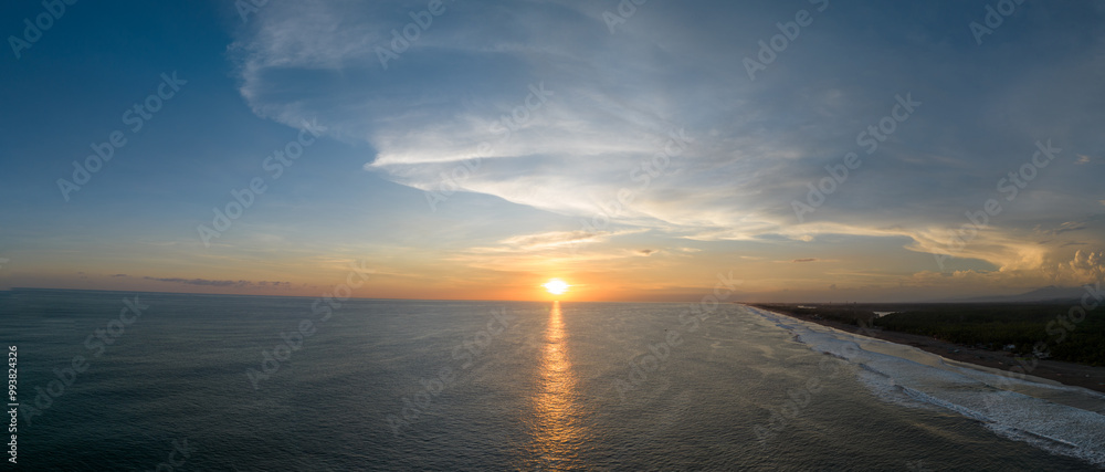 Puesta del sol, foto panorámica del atardecer en el océano pacifico Puesta del sol, foto panorámica del atardecer en el océano pacifico