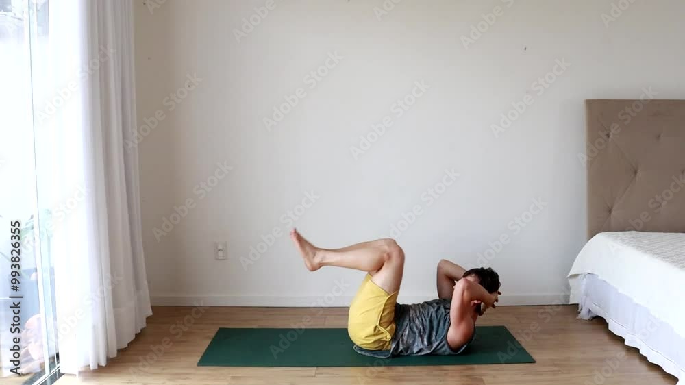 homem fazendo exercicios fisícos em casa 
