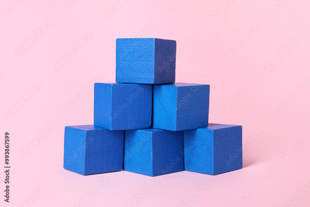 Obraz premium Many blank blue cubes on pink background