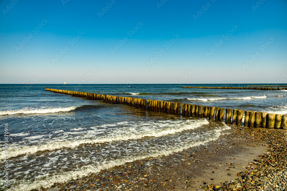 Urlaubsfeeling mit etwas Spätsommerfeeling am wunderschönen weißen Sandstrand von Nienhagen vor den Toren von Rostock - Mecklenburg Vorpommern - Deutschland