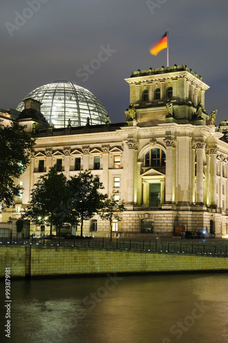 Reichstag am Spreeufer, Regierungsviertel, Berlin, Deutschland, Europa