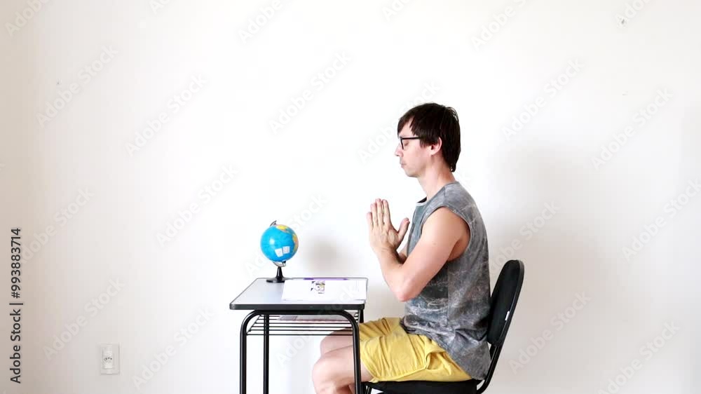 homem fazendo oração para estudar 