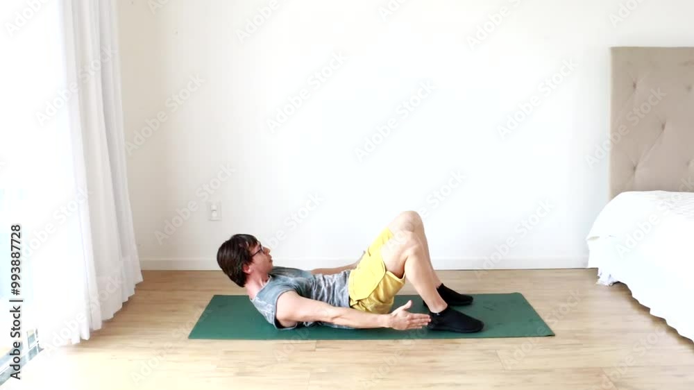 homem fazendo exercicios fisícos em casa 