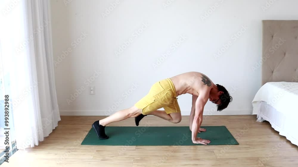 homem faz exercicio abdominal 