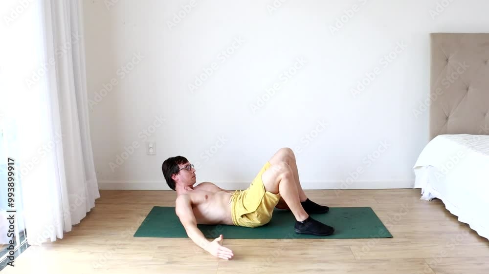 homem fazendo exercicios fisícos em casa 