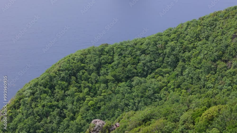Vue du Morne Larcher et du Rocher du Diamant en Martinique