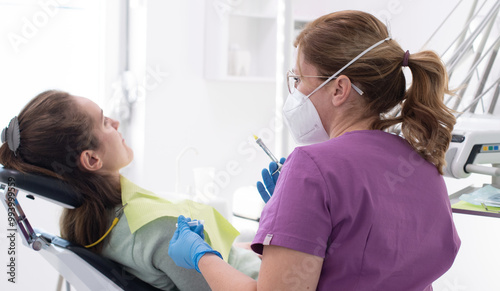 The dentist prepares the anesthesia to give to the patient