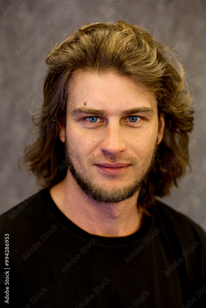 Fototapeta premium a man with a black shirt that says he's wearing a black shirt