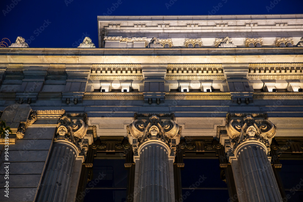 Fototapeta premium Fachada edificio histórico en Madrid