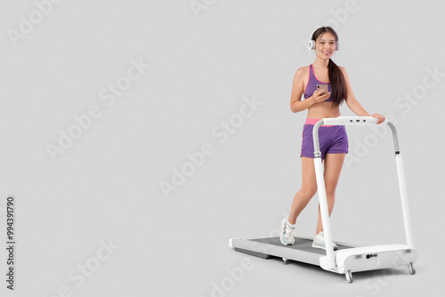 Sporty Asian woman in headp...