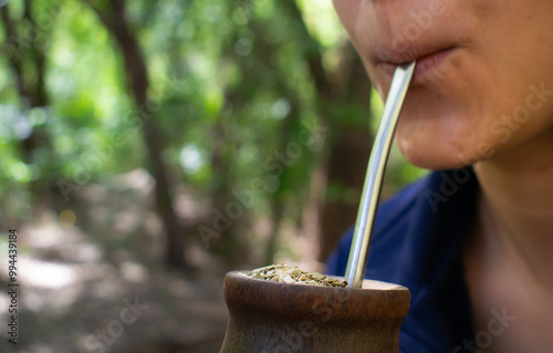 Mujer argentina tomando mate
