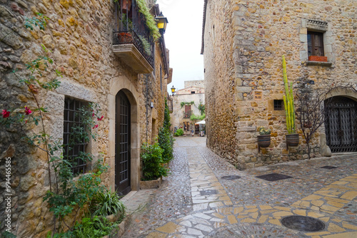 Pals, centro histórico en una colina con pequeños callejones y edificios románicos medievales a la luz del atardecer y el cielo azul, Begur, Girona, Cataluña, Costa Brava, España photo