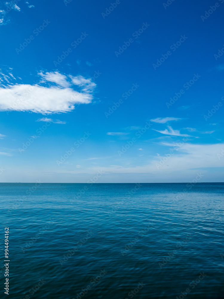 Obraz premium Landscape beautiful summer season vertical horizon look view tropical shore open sea cloud clean and blue sky background calm nature ocean wave water nobody travel at thailand chonburi sun day time