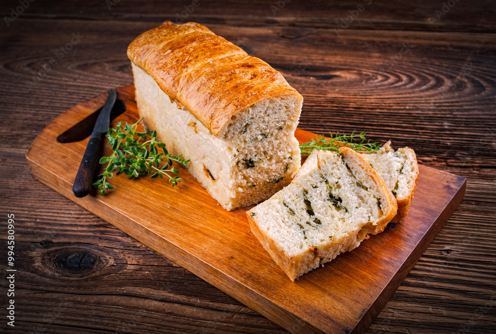 Εκτύπωση καμβά Traditional bayrisches Kasten Zupfbrot mit Knoblauch Kräuter Butter serviert als