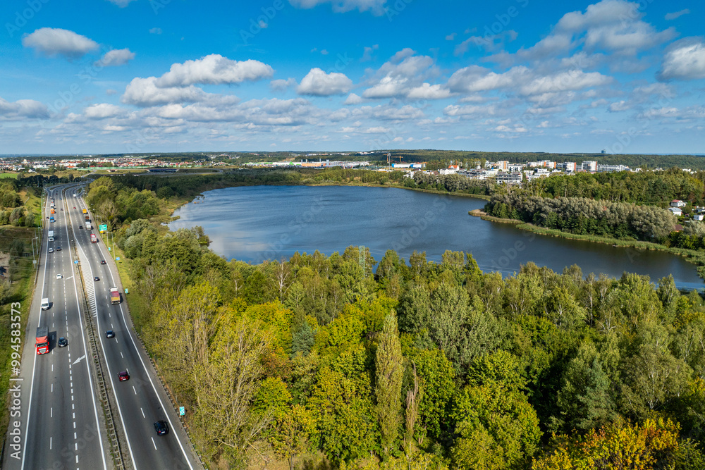 Jezioro Jasień Gdańsk - jezioro przy obwodnicy trójmiasta - słoneczny piękny dzień