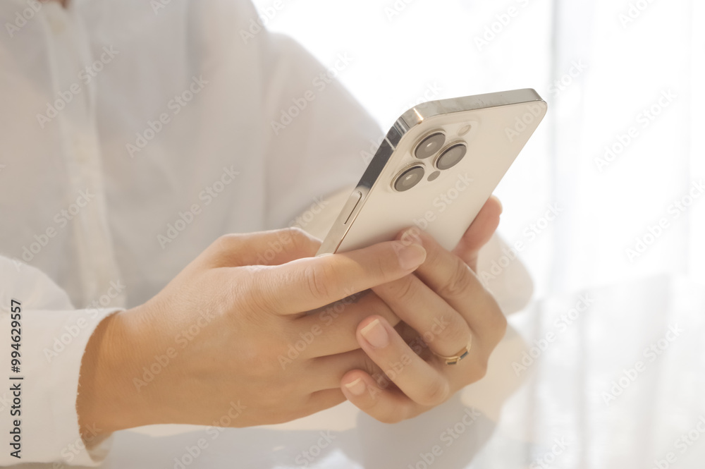 © 琢也 栂 - スマホを操作する女性（顔なし）