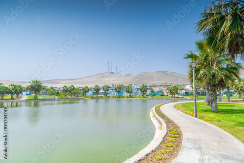 vista  laguna de condominio de casas photo