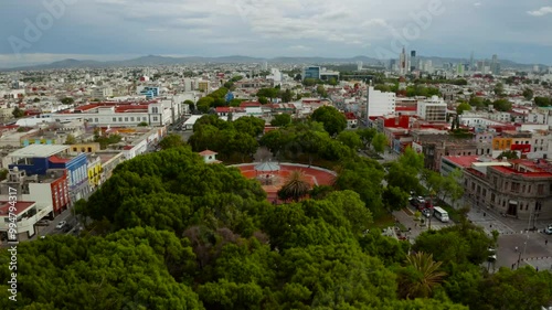 Parque en la ciudad, toma aérea, urbanización, puebla, méxico