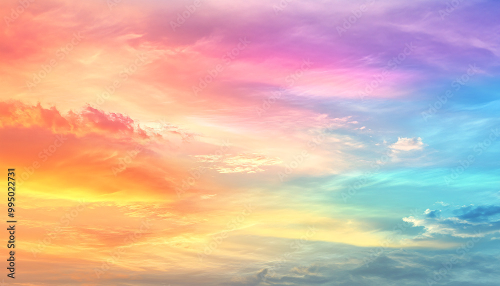 Obraz premium A dreamy sky transitioning from a golden sunset to a full spectrum of rainbow colors, giving off a vibrant yet calming feel