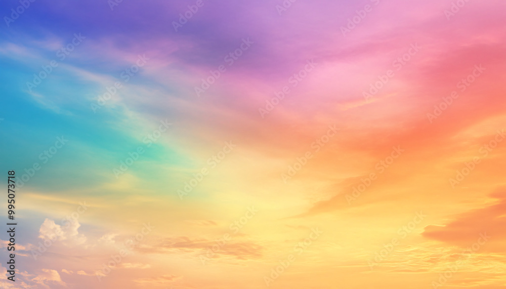 Obraz premium A dreamy sky transitioning from a golden sunset to a full spectrum of rainbow colors, giving off a vibrant yet calming feel