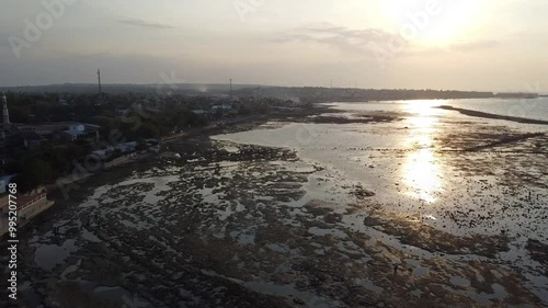 Dilihat dari atas, laut sedang surut di sore hari