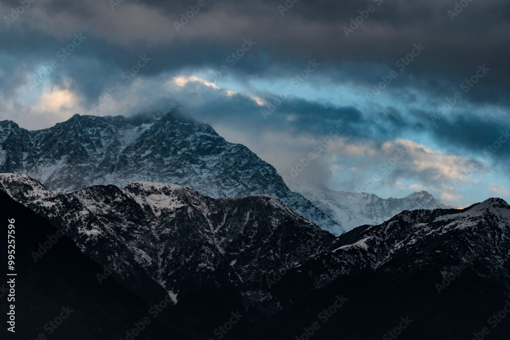Obraz premium mountain of himachal pradesh dhuladhar at dhramashala