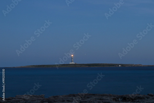 Faro en la noche, agua efecto seda