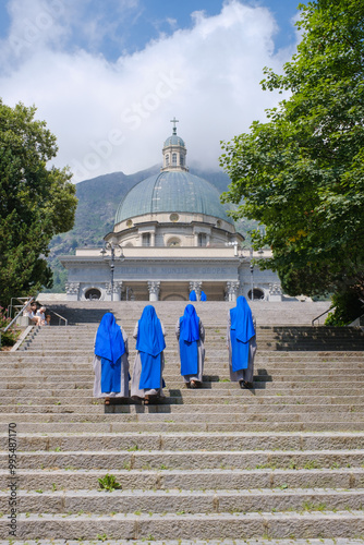 Suore in preghiera davanti a una basilica photo