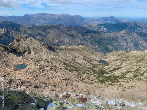 Vue des lacs de Punta Gallera et de l'Oriente depuis le sommet du Monte Rotondo