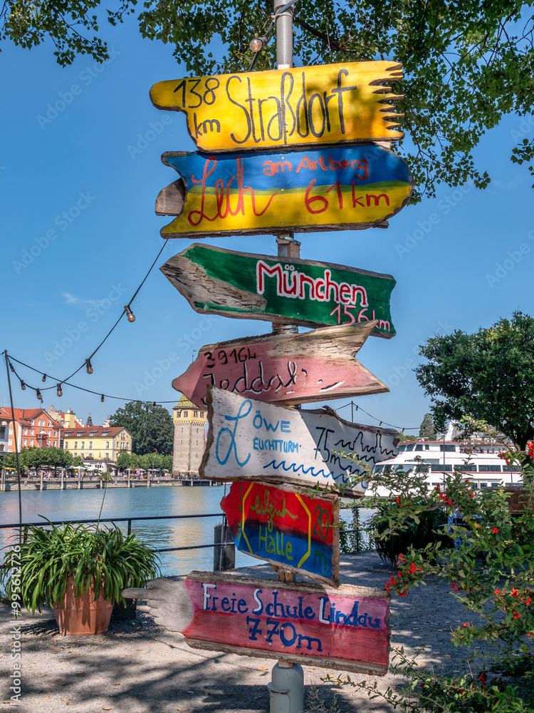 Farbige Wegweiser am Hafen in Lindau am Bodensee, Schwaben, Bayern, Deutschland, Europa