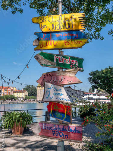 Obraz na płótnie Farbige Wegweiser am Hafen in Lindau am Bodensee, Schwaben, Bayern, Deutschland, Europa w salonie