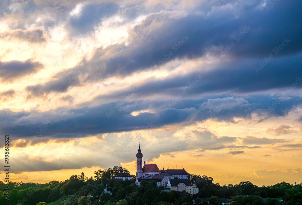 Obraz premium Schöner Abendhimmel mit dramatischer Wolkenstimmung,Sonnenuntergang über der Landschaft bei Erling Andechs, Bayern, Deutschland, Europa