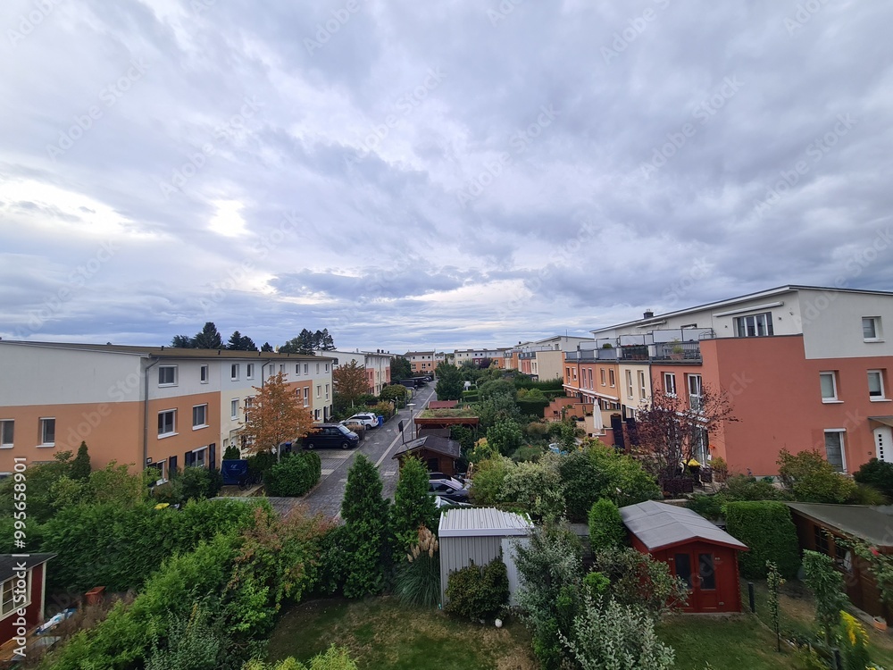 ein Wohngebiet mit atmosphärischem Himmel in Berlin Lichterfelde - für Themen rund ums Leben in Berlin, Gentrifizierung und mehr ein Wohngebiet mit atmosphärischem Himmel in Berlin Lichterfelde - für Themen rund ums Leben in Berlin, Gentrifizierung und mehr