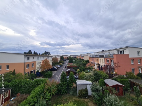 ein Wohngebiet mit atmosphärischem Himmel in Berlin Lichterfelde - für Themen rund ums Leben in Berlin, Gentrifizierung und mehr photo