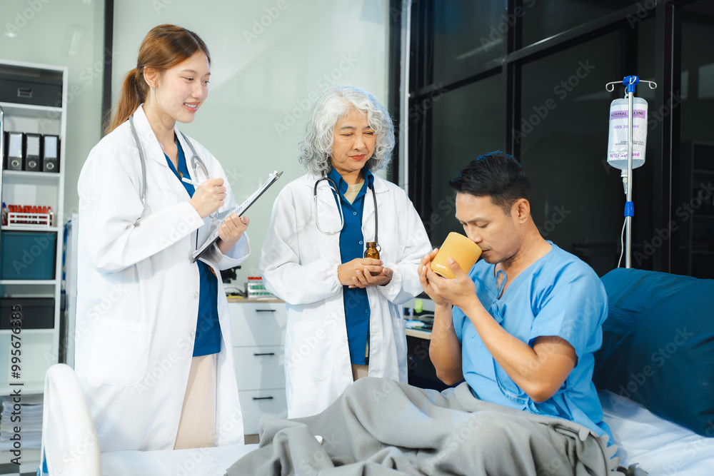 Fototapeta premium medicine, healthcare and people concept - doctor talking to male patient at bed in hospital.