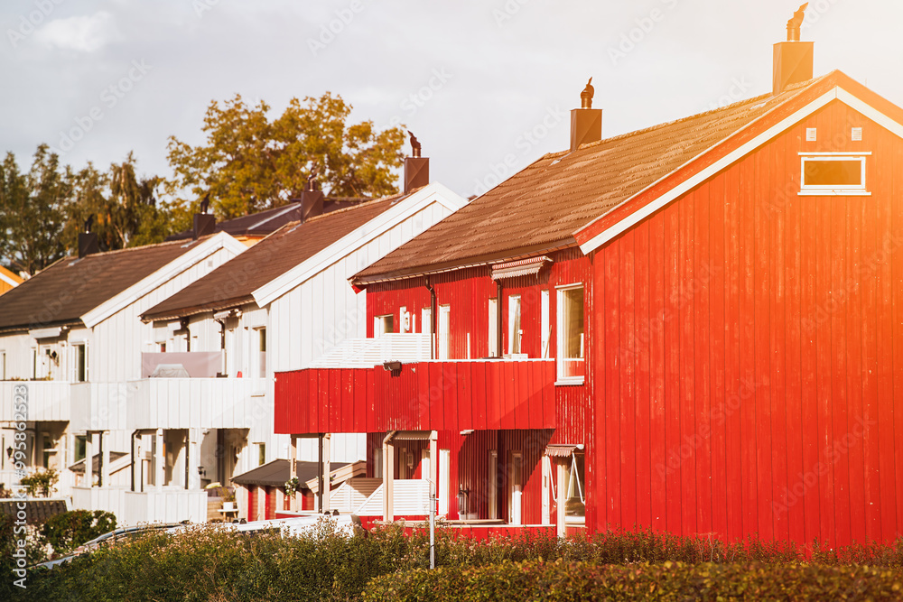Obraz premium Cozy red house surrounded by autumn colors in Norway