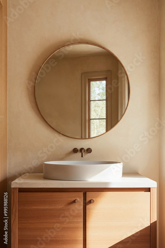 Baño Minimalista con Mueble de Madera y Espejo Circular, Ambiente Cálido y Relajado