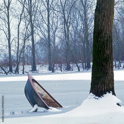 Winterlandschaft mit Boot im Eis
