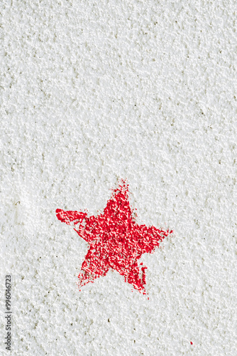 Obraz na płótnie Décoration sur un mur avec une étoile peinte en rouge - Arrière-plan étoile avec espace vide w salonie