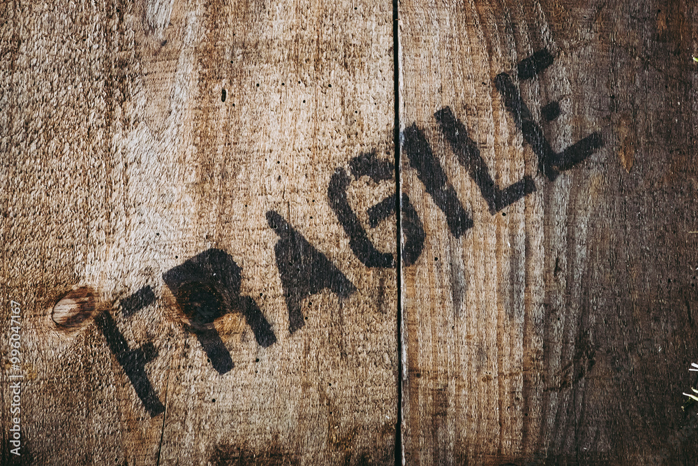Caisse en bois vieilli avec inscription en français