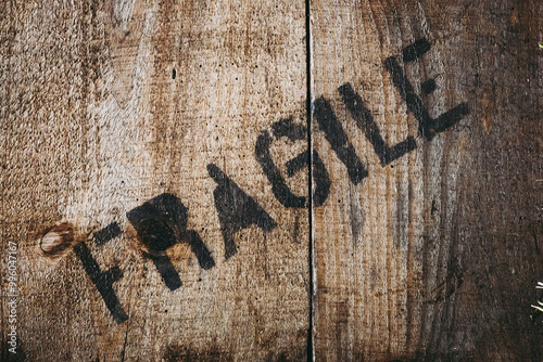 Obraz na płótnie Caisse en bois vieilli avec inscription en français