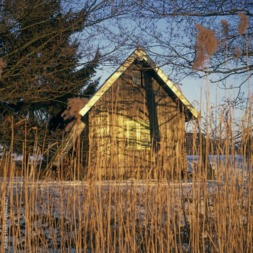 Holzhütte im Winter photo