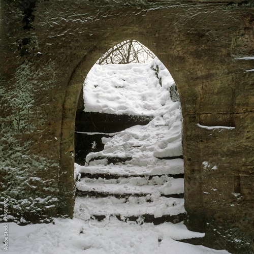 Torbogen im Winter