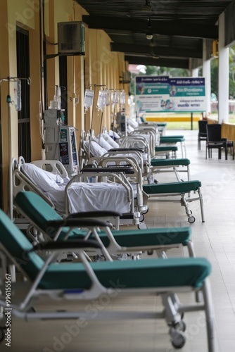 Ranjang rumah sakit di lorong, siap untuk pasien.