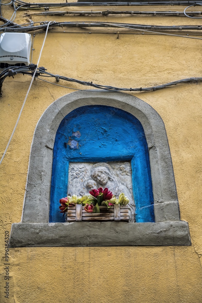 empoli, italien - heilige madonna an einer verwitterten hauswand